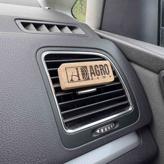 Medinis automobilio kvapas tvirtinamas į groteles su logo Medinis automobilio kvapas su asmeniniu užrašu, tvirtinamas ant grotelių