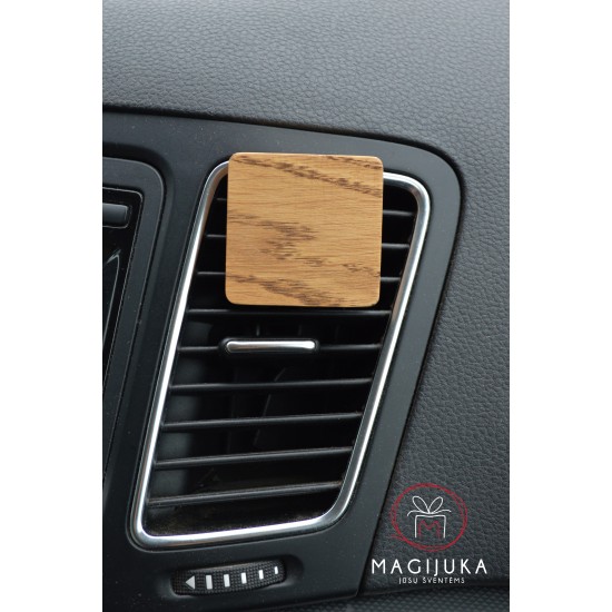 Medinis automobilio kvapas kvadratinis