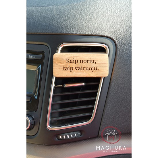 Medinis automobilio kvapas su užrašu, tvirtinamas ant grotelių