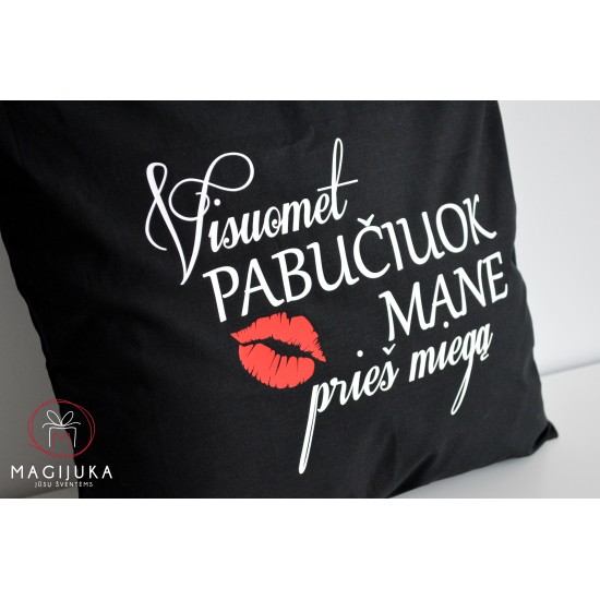 Dekoratyvinė pagalvėlė "Pabučiuok mane"