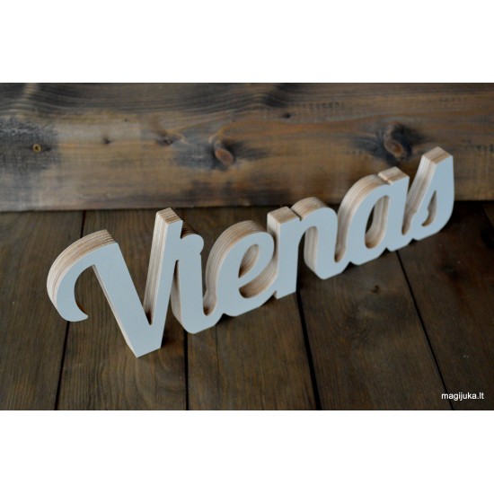Pastatomas medinis užrašas "Vienas"