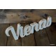 Pastatomas medinis užrašas "Vienas"