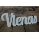 Pastatomas medinis užrašas "Vienas"