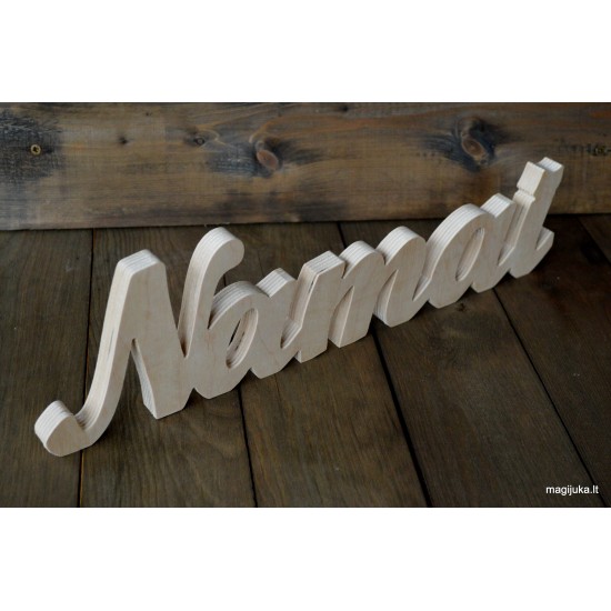 Pastatomas medinis žodis "Namai"
