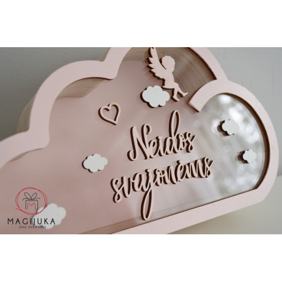 Personalizuota medinė taupyklė vaikui su angeliuku ir debesėliais – dovana krikštynoms