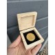 Personalizuotas medalis su organizacijos logotipu graviruotoje medinėje dėžutėje