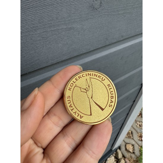 Personalizuotas medalis su organizacijos logotipu graviruotoje medinėje dėžutėje