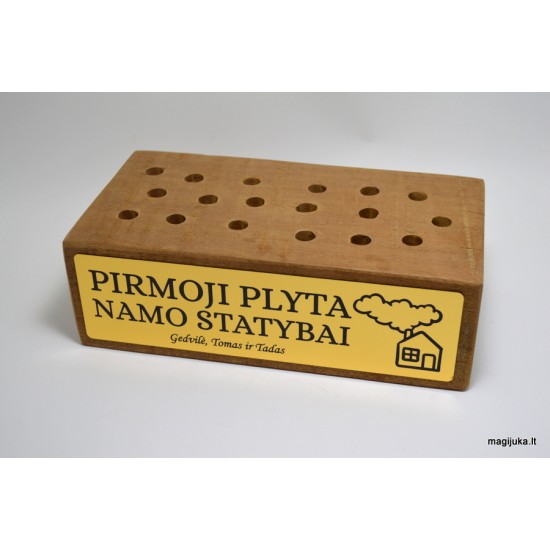 Plyta su užrašu "Pirmoji plyta namo statybai"