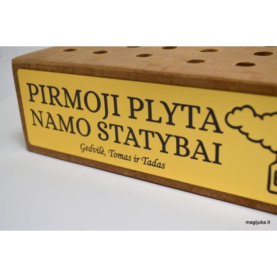 Plyta su užrašu "Pirmoji plyta namo statybai"