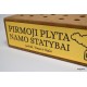 Plyta su užrašu "Pirmoji plyta namo statybai"